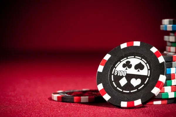 medok76 app showing split-screen view with PMPL Indonesia match on left and live roulette table on right